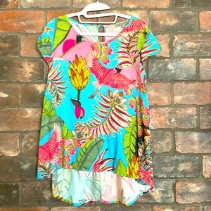 Short sleeve top. High low hem length.